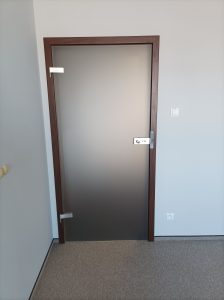drzwi szklane z kontrolą dostępu z elektroryglem