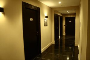 czarne drzwi hotelowe w korytarzu