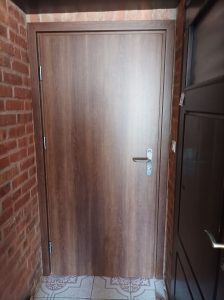 brązowe drzwi hotelowe smart